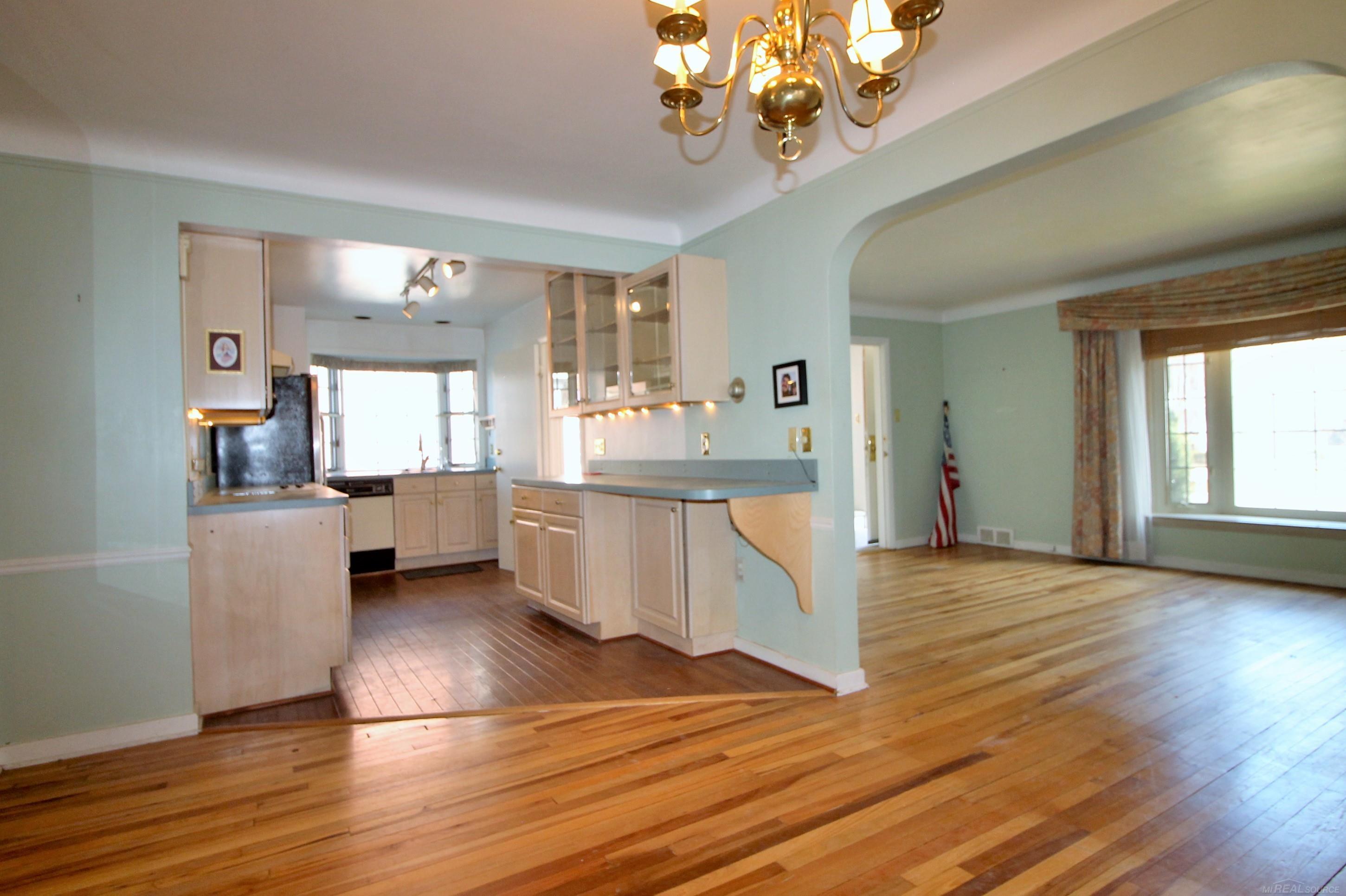 307-309 Rivard Boulevard Grosse Pointe, MI 48230 - Photo 7 of 41 50135199-46815aa2-0033-46c8-8778-2fa438df719d.JPG