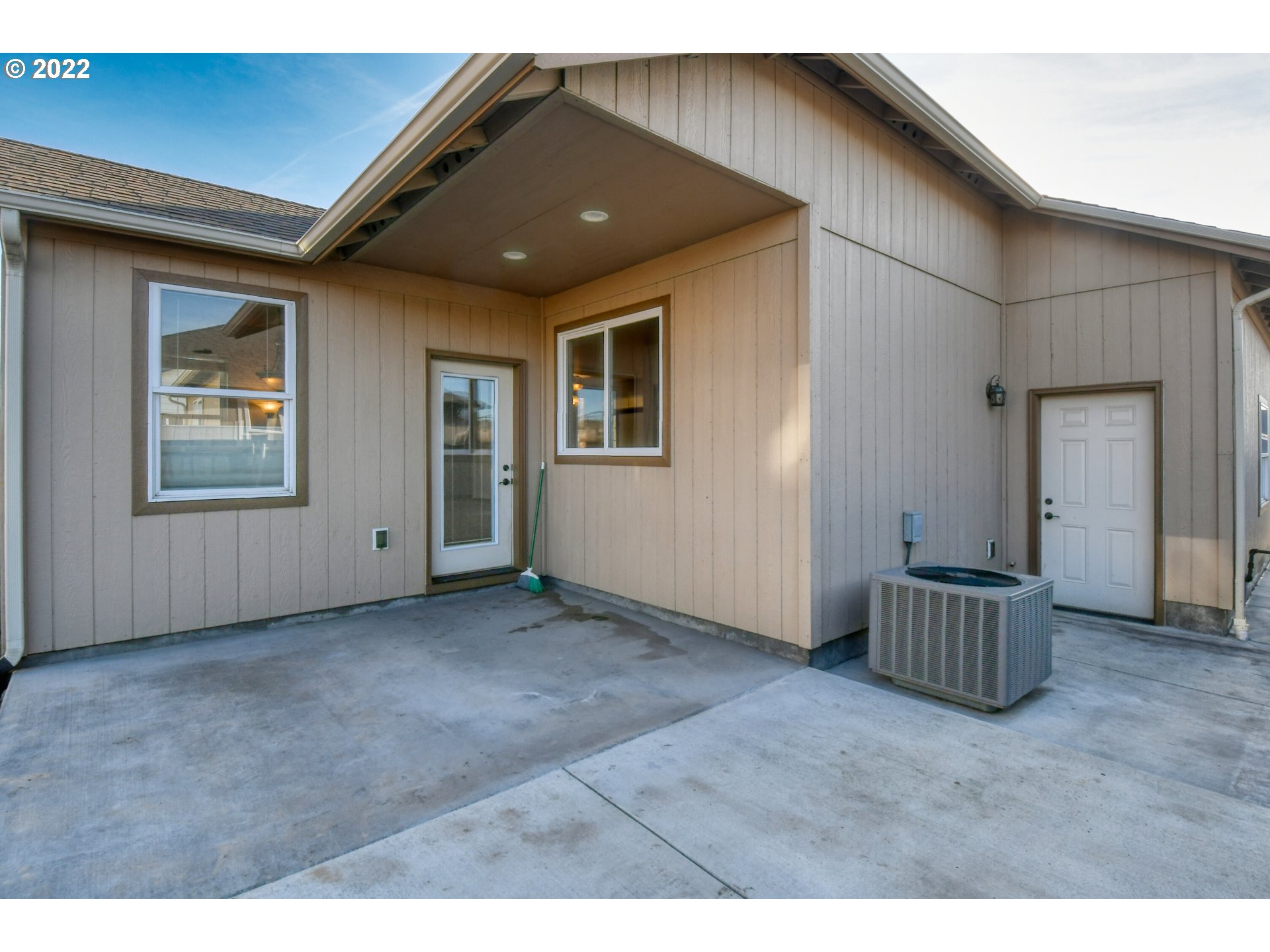 1734 Southwest 3rd Street Pendleton, OR 97801 - Photo 26 of 29 an empty room with windows and cabinet