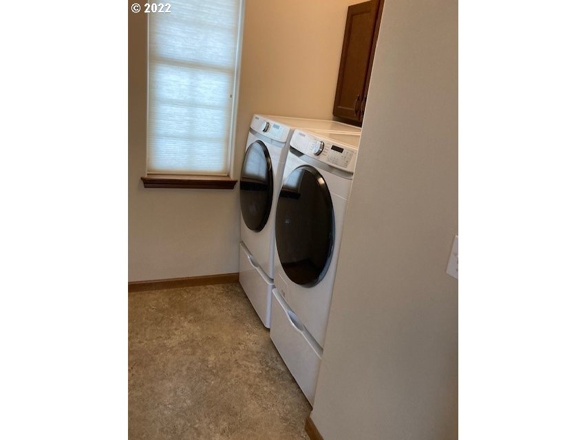 1734 Southwest 3rd Street Pendleton, OR 97801 - Photo 10 of 29 a utility room with dryer and washer