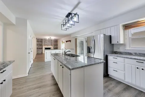 $649,000 | 8 Hampton Court, Mundelein, IL 60060