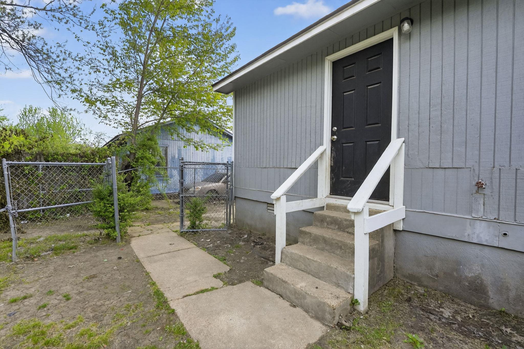 4725 Lofts Road Memphis, TN 38118 - Photo 4 of 32 Entrance to property with a gate and crawl space