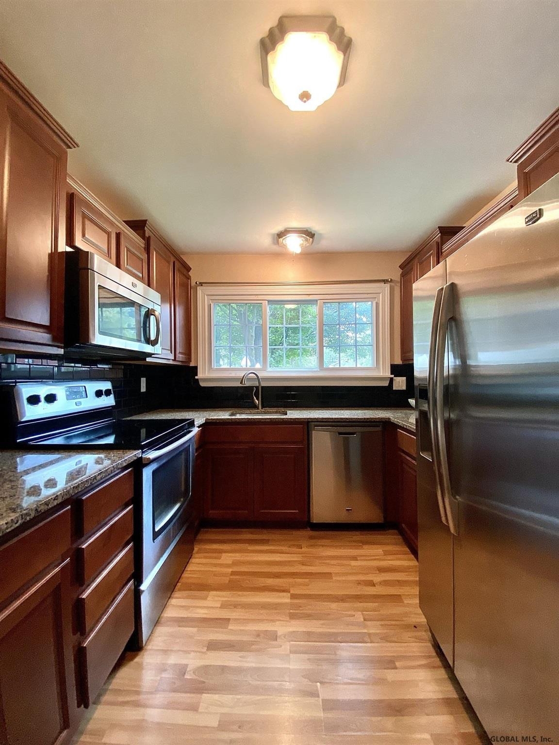 27 Oak Road Bethlehem, NY 12054 - Photo 8 of 33 Photo 8