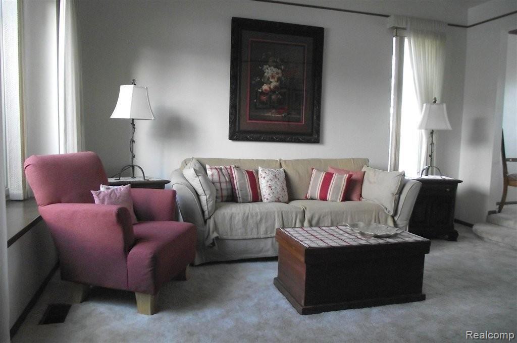 679 Keats Drive Rochester, MI 48307 - Photo 4 of 11 LivingRoom.jpg
