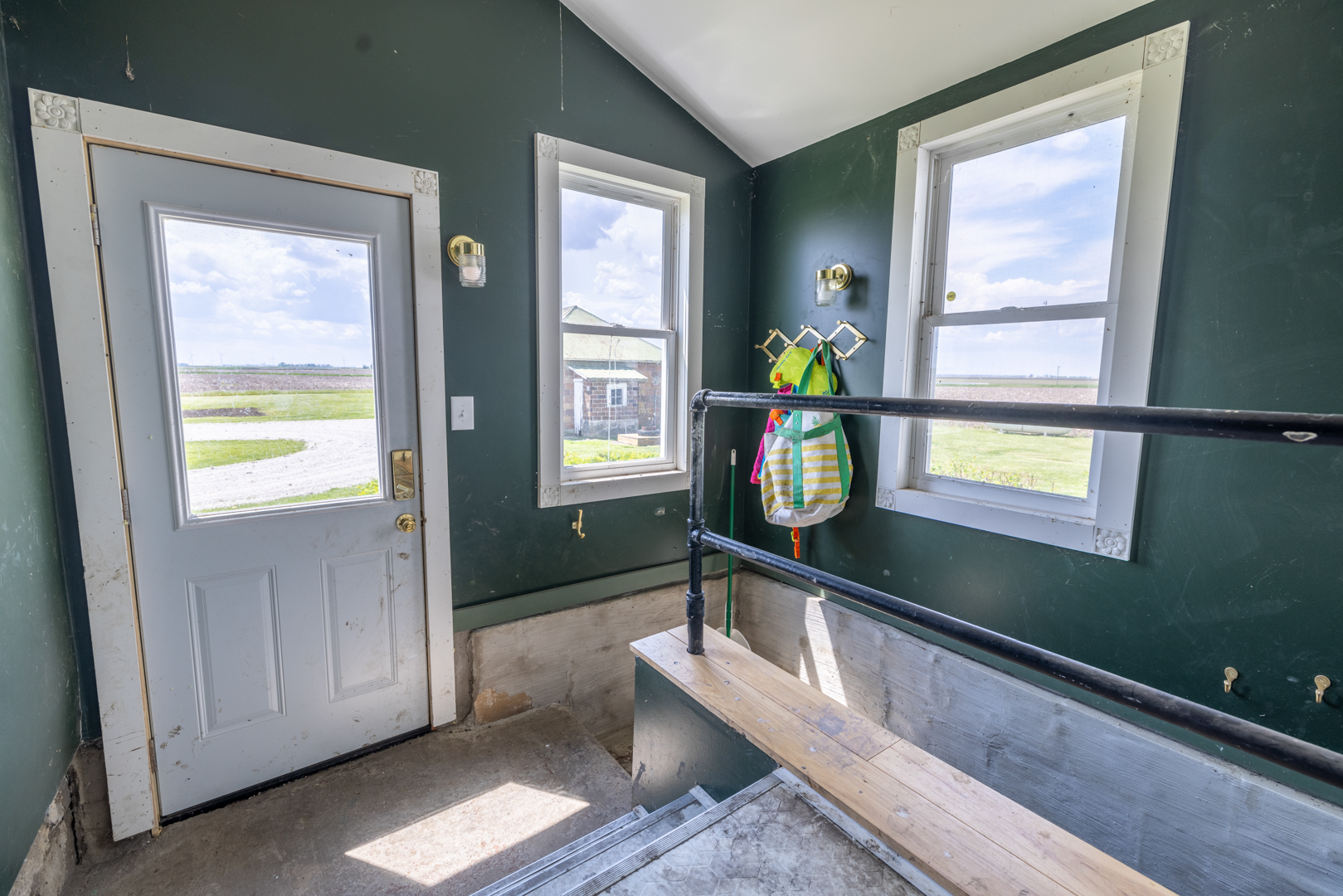 17846 West 3000S Road Buckingham, IL 60917 - Photo 24 of 30 a living room with furniture and a window