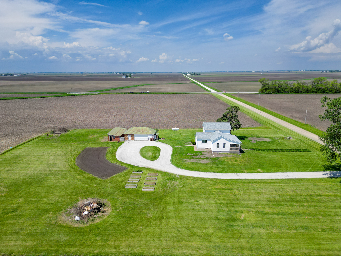 17846 West 3000S Road Buckingham, IL 60917 - Photo 3 of 30 a view of a golf course with a yard