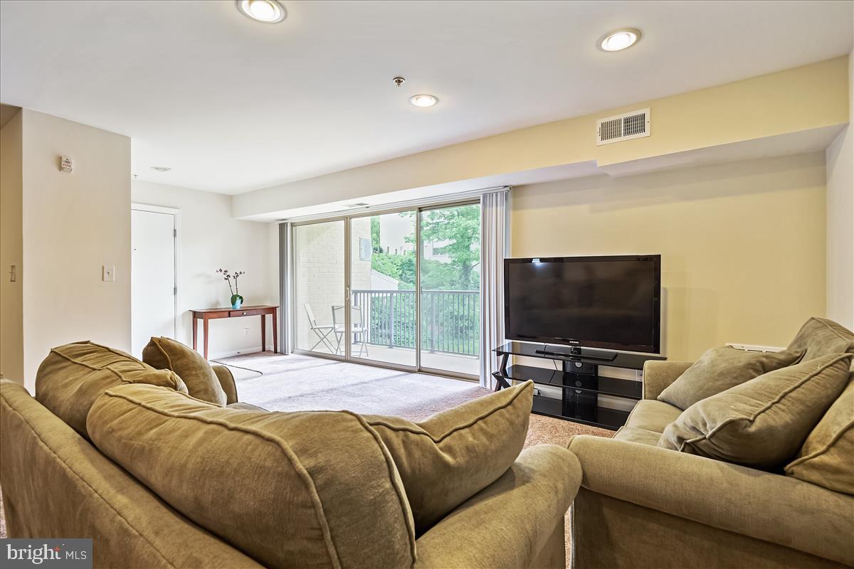 1138 Cove Road, Unit 201 Annapolis, MD 21403 - Photo 3 of 46 Living Room