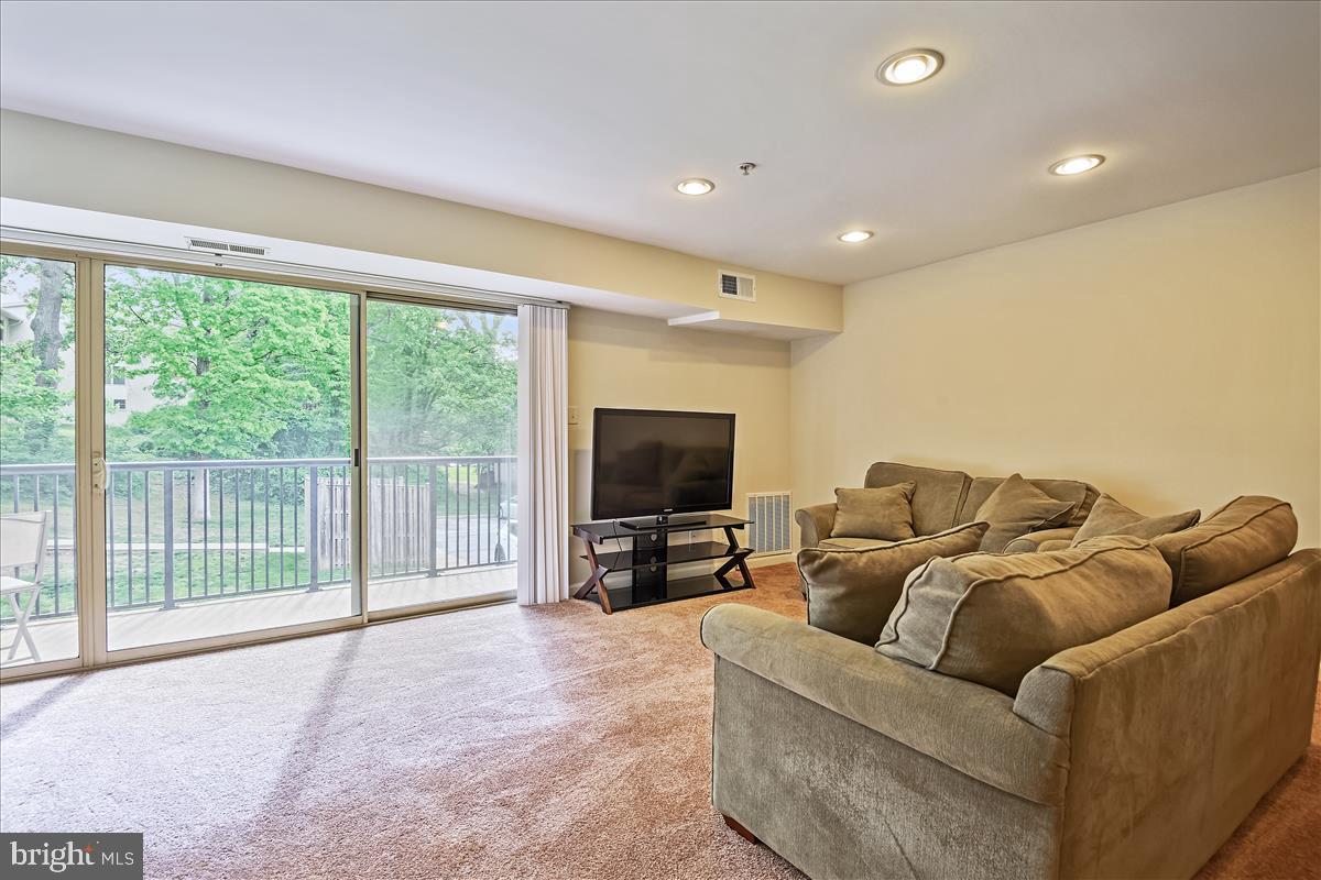 1138 Cove Road, Unit 201 Annapolis, MD 21403 - Photo 9 of 46 Living Room