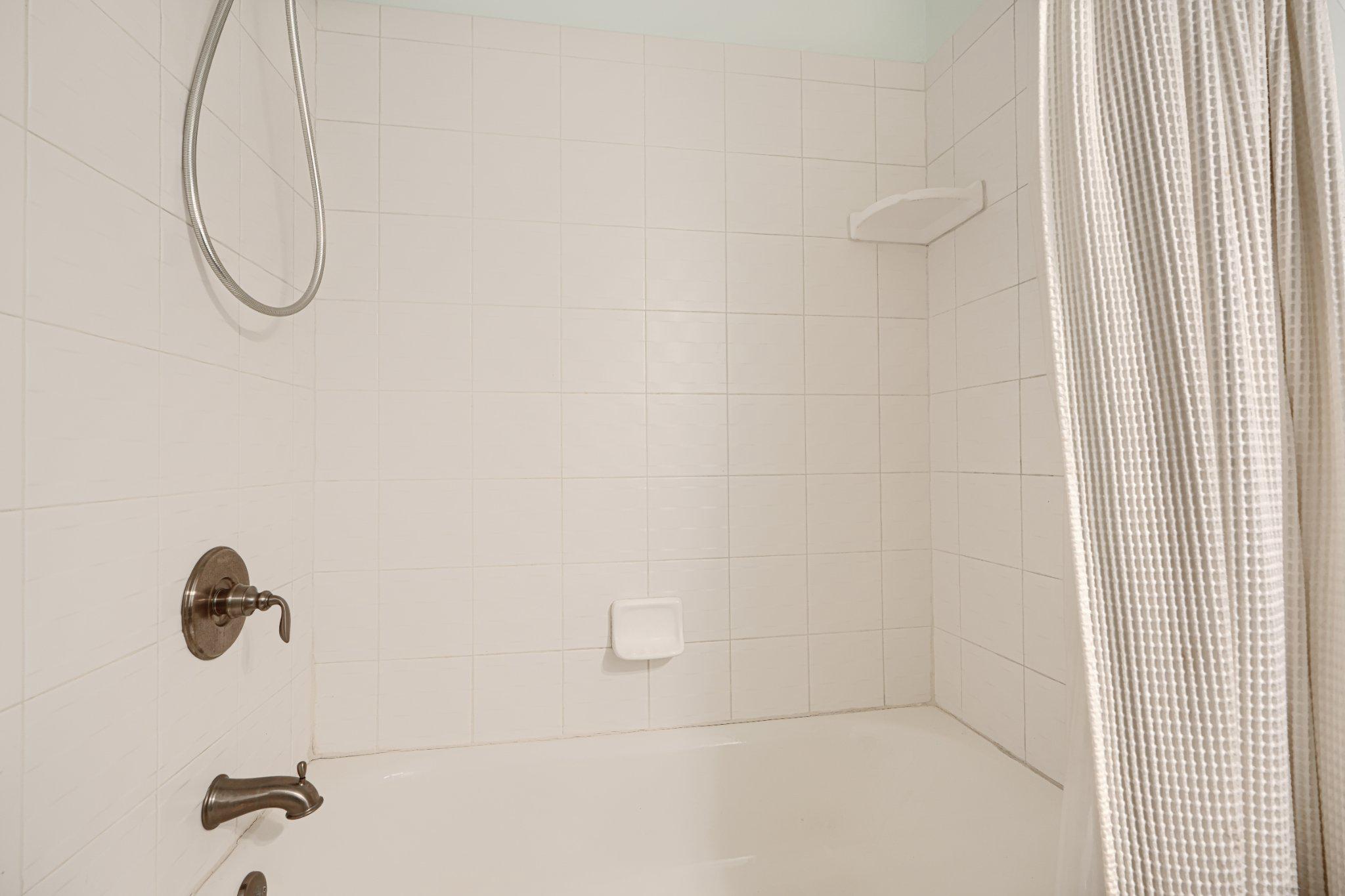232 South Ann Street Baltimore, MD 21231 - Photo 29 of 62 2nd Floor Hall Bathroom
