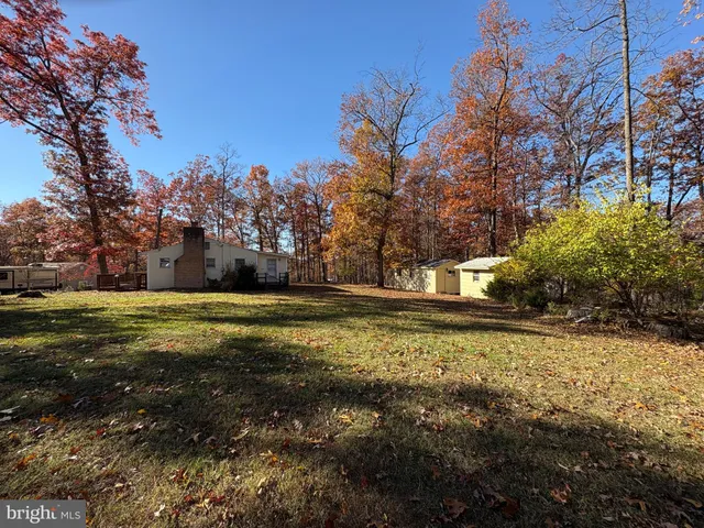 a view of a yard with a house