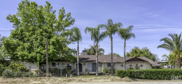 a view of a palm trees front of house