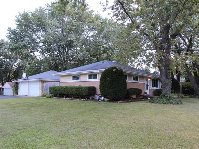 60 Golfview Road Lake Zurich, IL 60047 - Photo 2 of 19