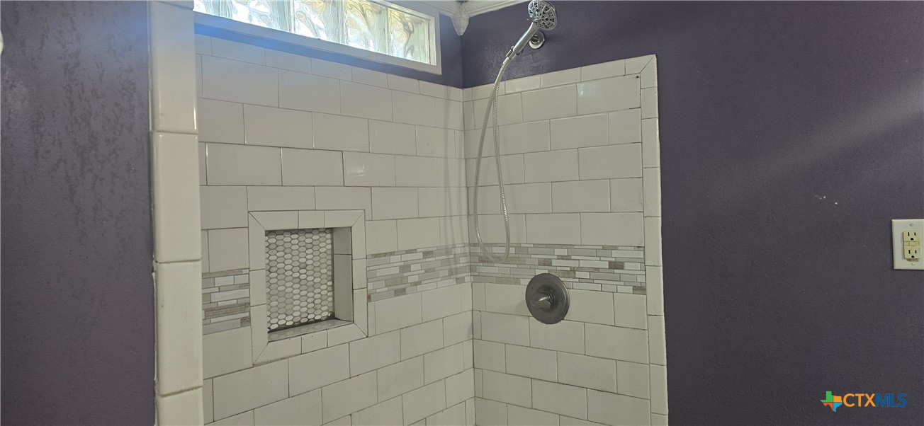 2001 East Forrest Street Victoria, TX 77901 - Photo 12 of 16 a bathroom with a shower
