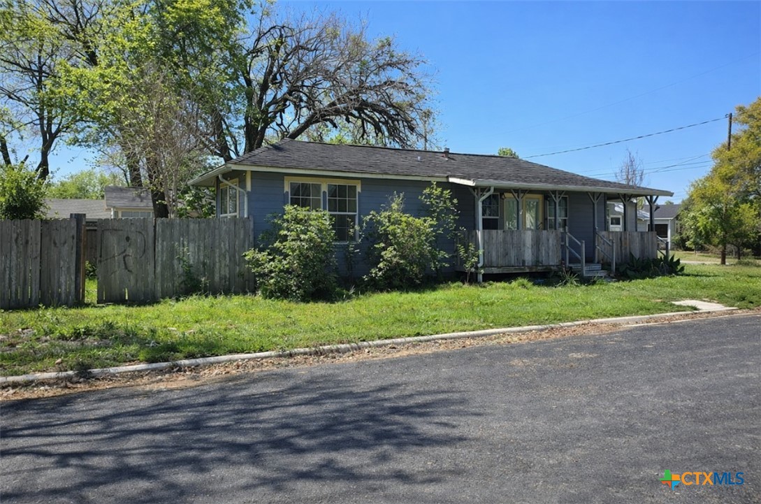 2001 East Forrest Street Victoria, TX 77901 - Photo 2 of 16 a front view of house with yard and green space