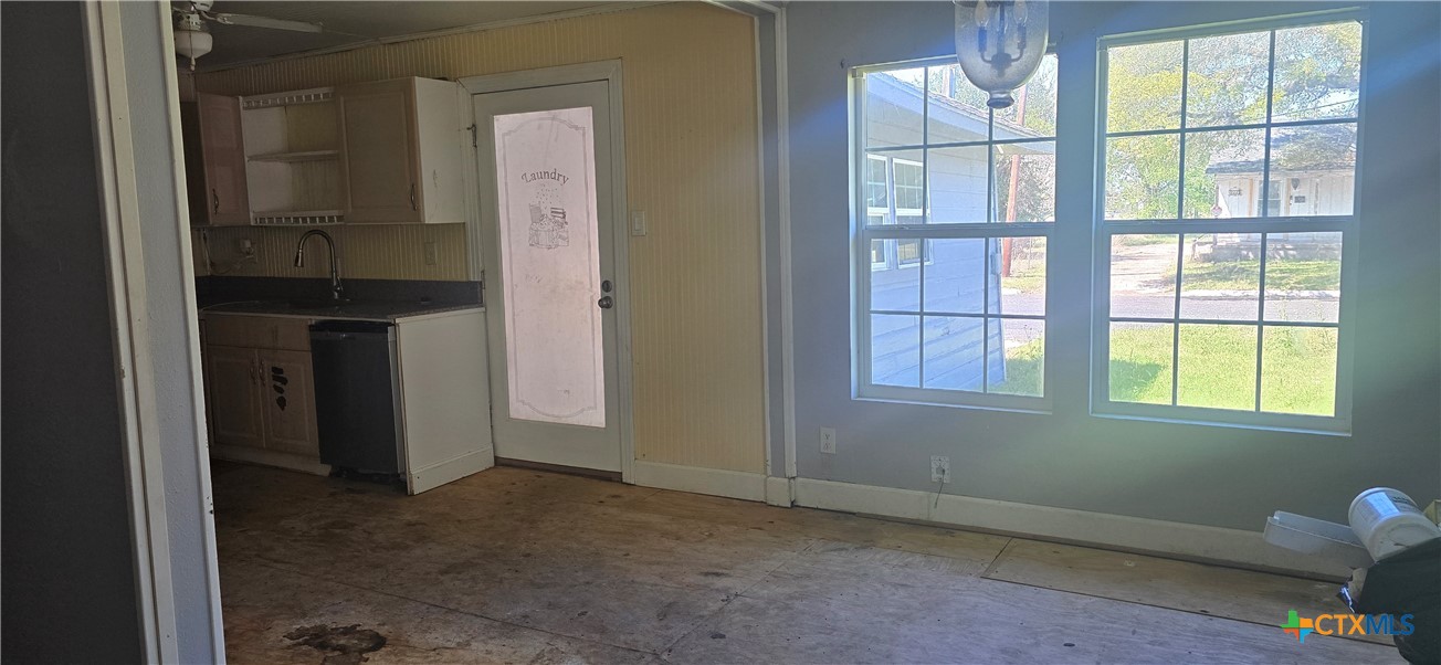 2001 East Forrest Street Victoria, TX 77901 - Photo 7 of 16 a view of an empty room with a window