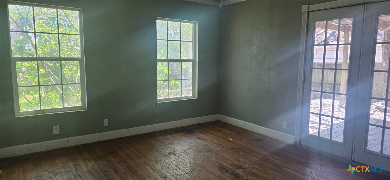 2001 East Forrest Street Victoria, TX 77901 - Photo 8 of 16 a view of an empty room with wooden floor and a window