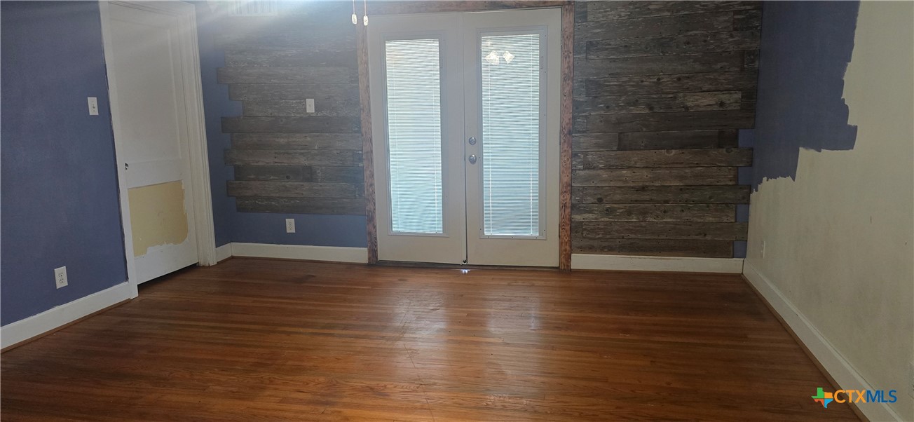 2001 East Forrest Street Victoria, TX 77901 - Photo 9 of 16 a view of wooden door