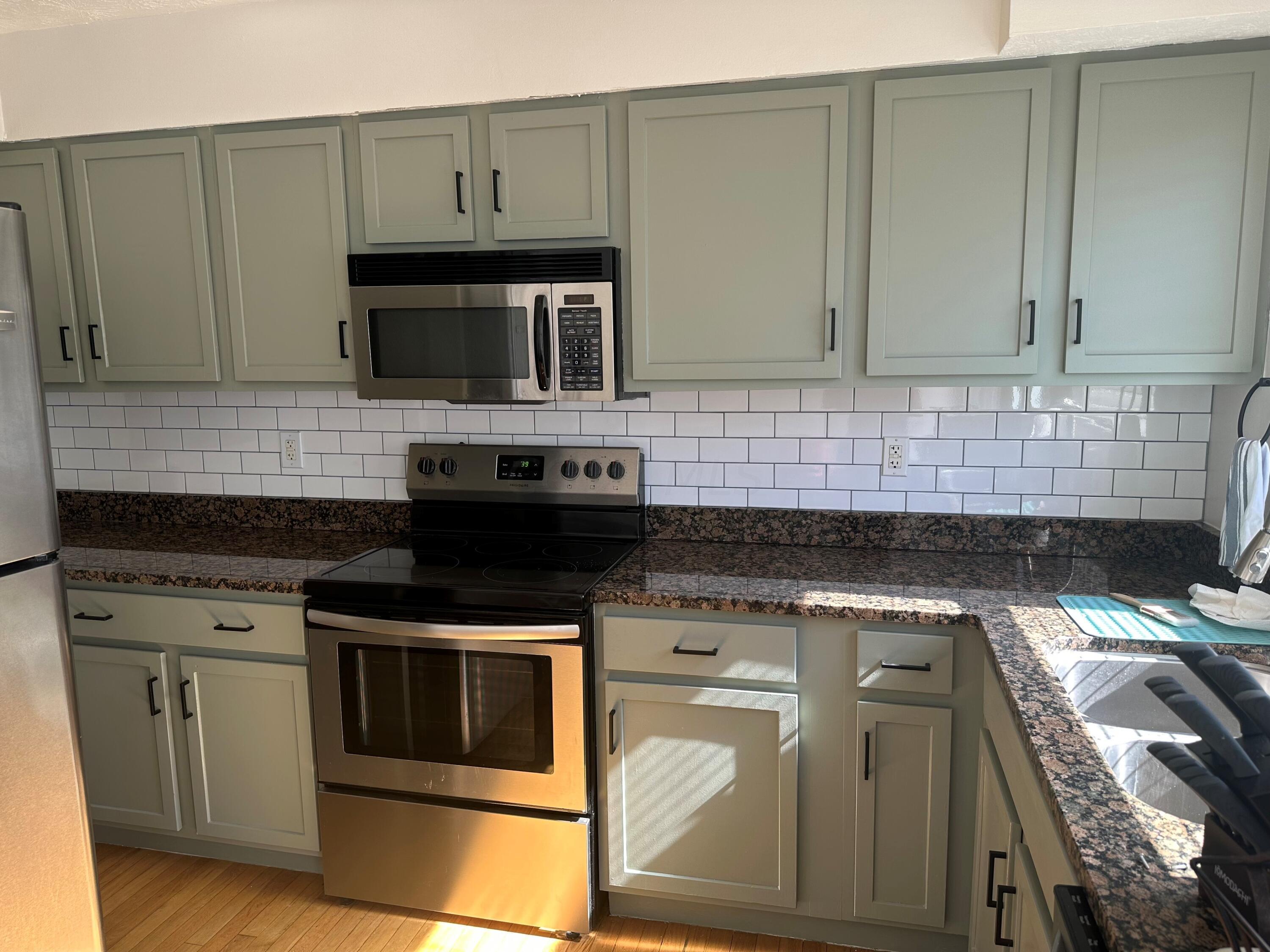 1227 Weybridge Road Columbus, OH 43220 - Photo 8 of 32 Kitchen w/Backsplash