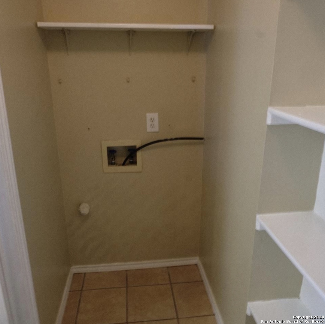 9818 Autumn Valley Converse, TX 78109 - Photo 5 of 21 a bathroom with a shower