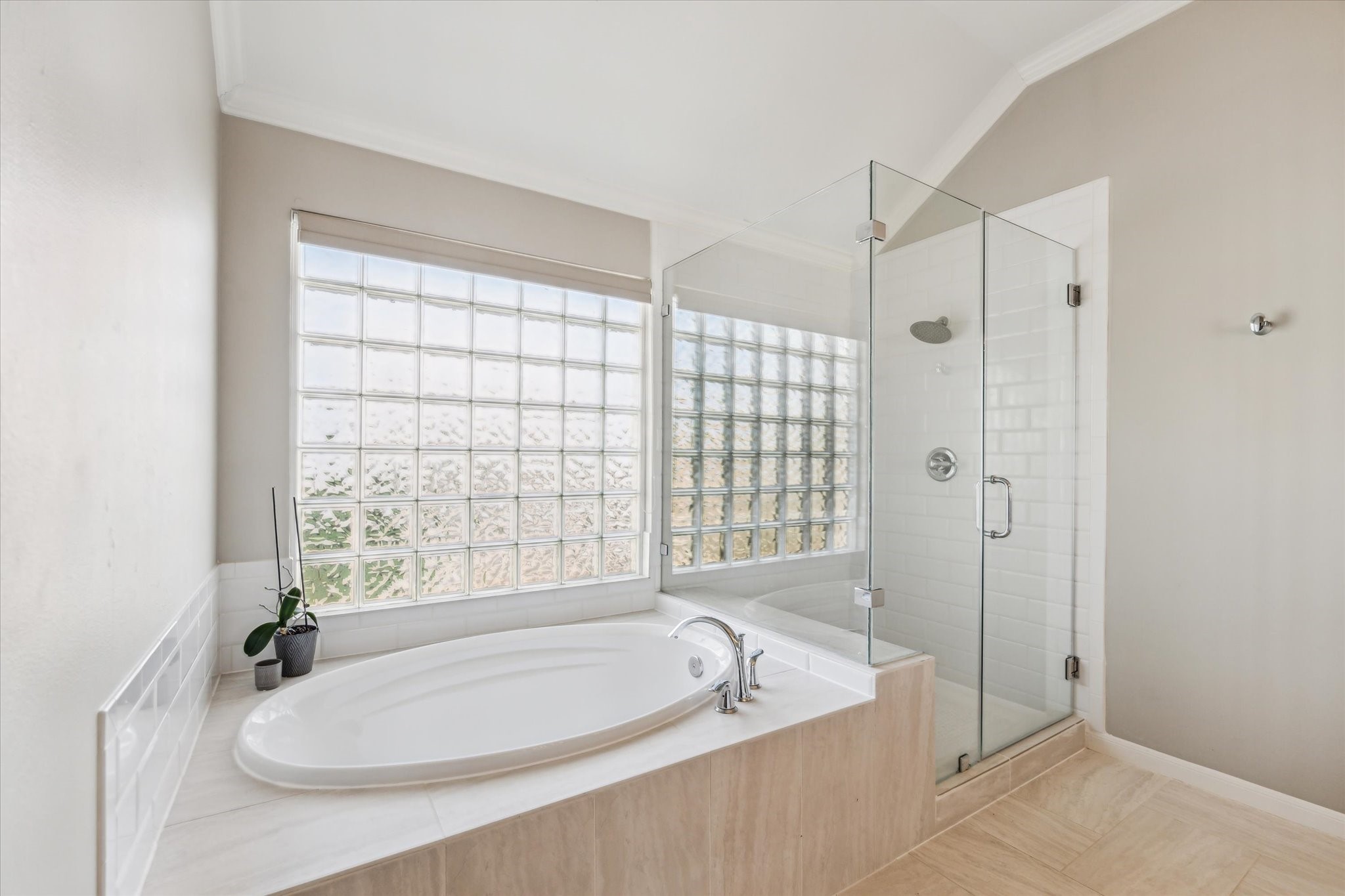 920 Cohn Street Houston, TX 77007 - Photo 15 of 24 3rd floor primary ensuite has a large soaker tub/walk-in shower.