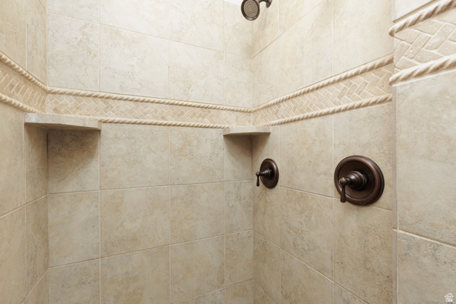 1257 West 2320 South St. George, UT 84770 - Photo 22 of 55 Tiled shower with a mosaic accent band and decorative rope trim