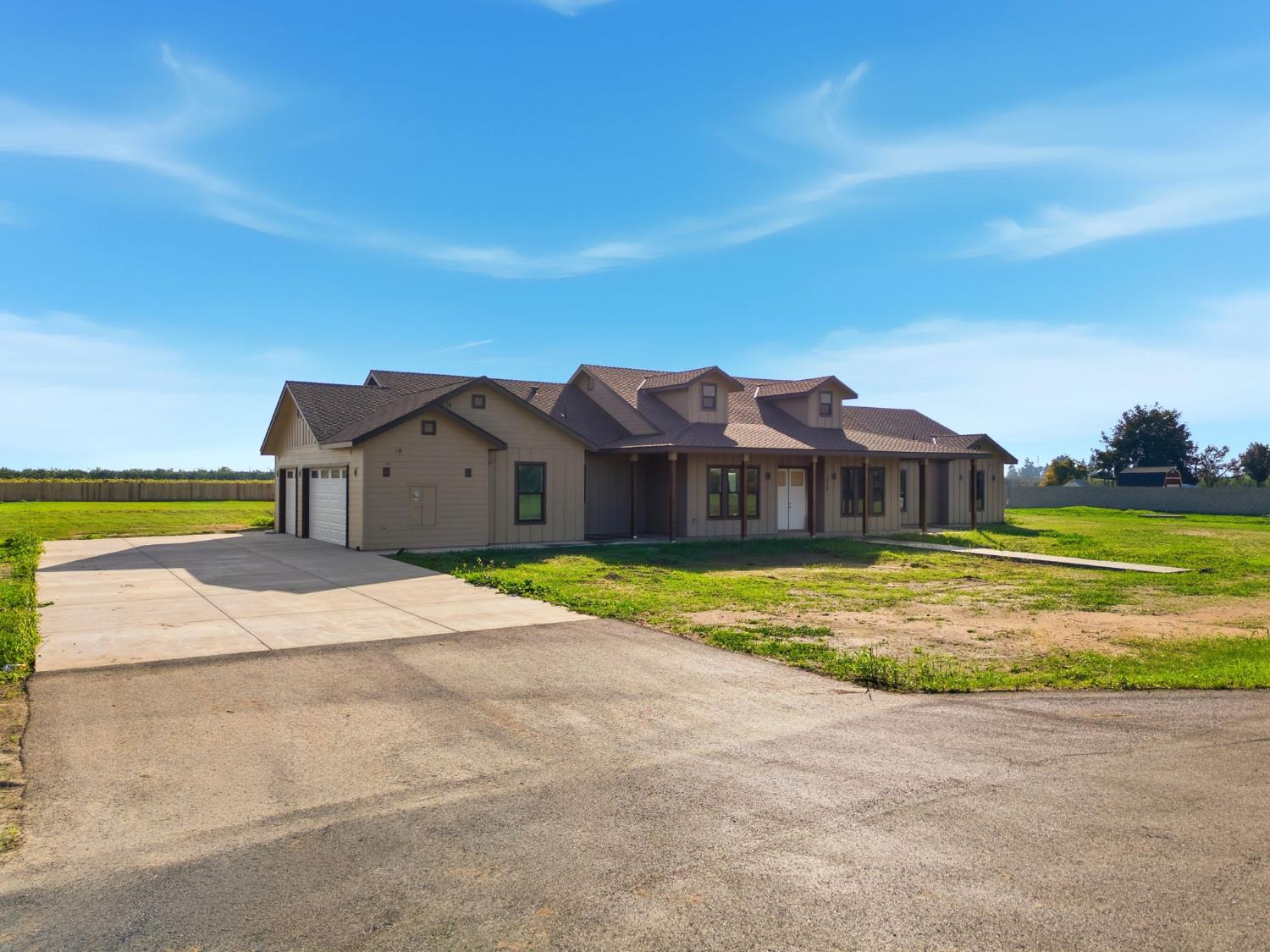 605 South Anderson Road Exeter, CA 93221 - Photo 5 of 13 a house with a outdoor space