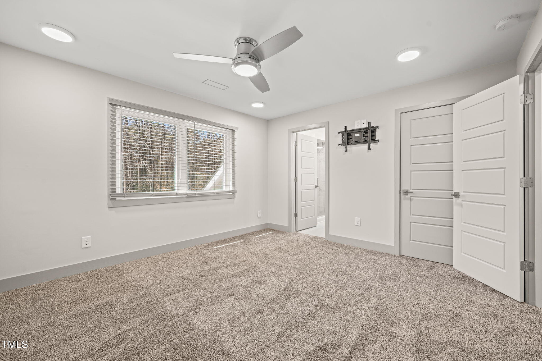 11801 Old Creedmoor Road Raleigh, NC 27613 - Photo 22 of 52 a view of an empty room with a window