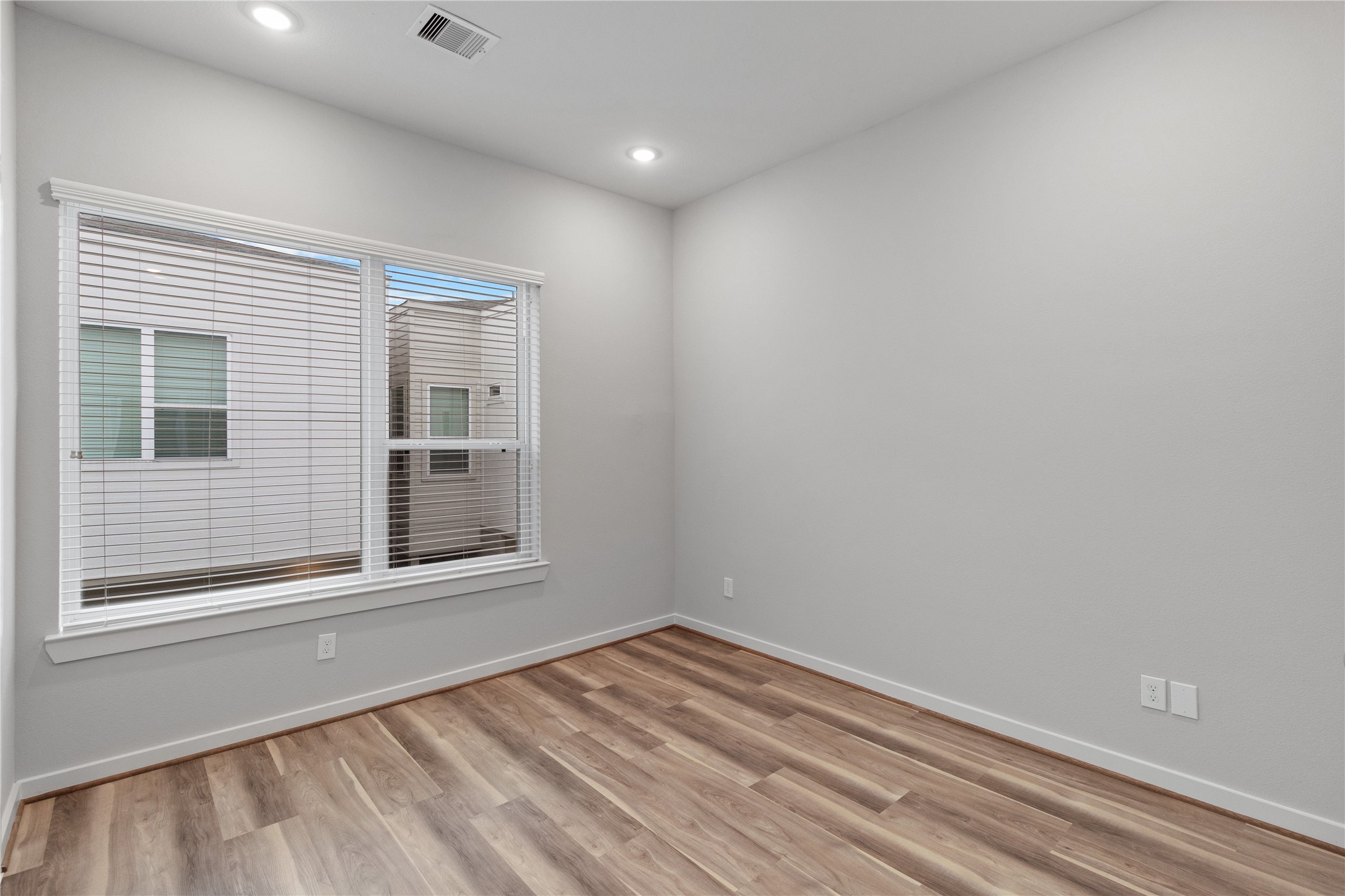 602 Thornton Road, Unit C Houston, TX 77018 - Photo 11 of 16 Secondary bedroom - 2nd floor