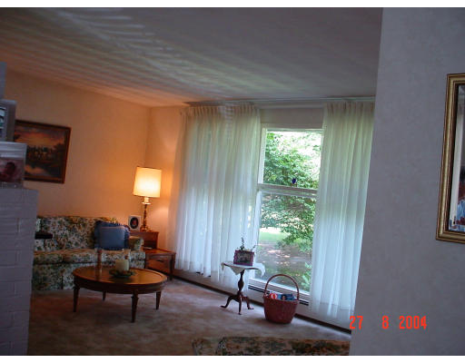 29 Griffin Road Framingham, MA 01701 - Photo 14 of 14 a living room with furniture and a window