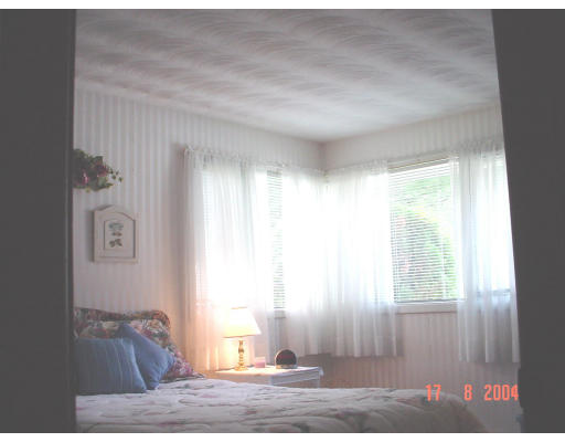 29 Griffin Road Framingham, MA 01701 - Photo 8 of 14 a view of a livingroom with wooden floor and a window