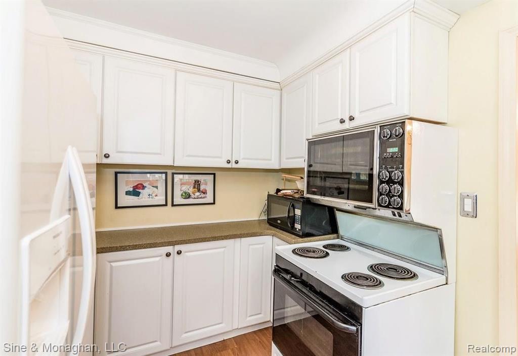 1432 Vernier Road Grosse Pointe Woods, MI 48236 - Photo 9 of 21