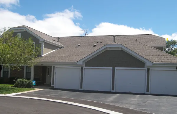 $199,000 | 318 Maplewood Court, Unit D2, Schaumburg, IL 60193
