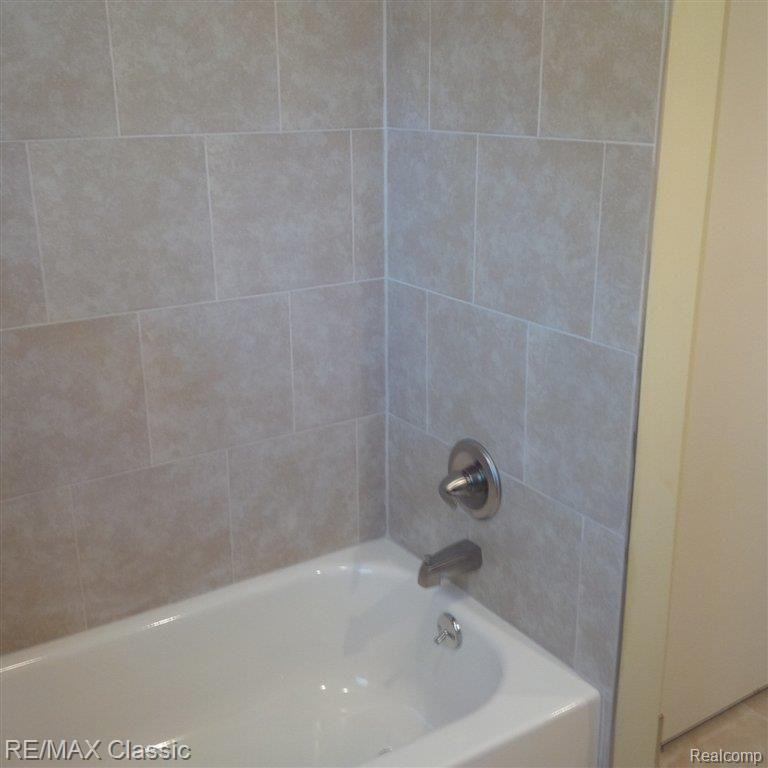 29836 Fall River Road Southfield, MI 48076 - Photo 9 of 17 IMG_00000283.jpg