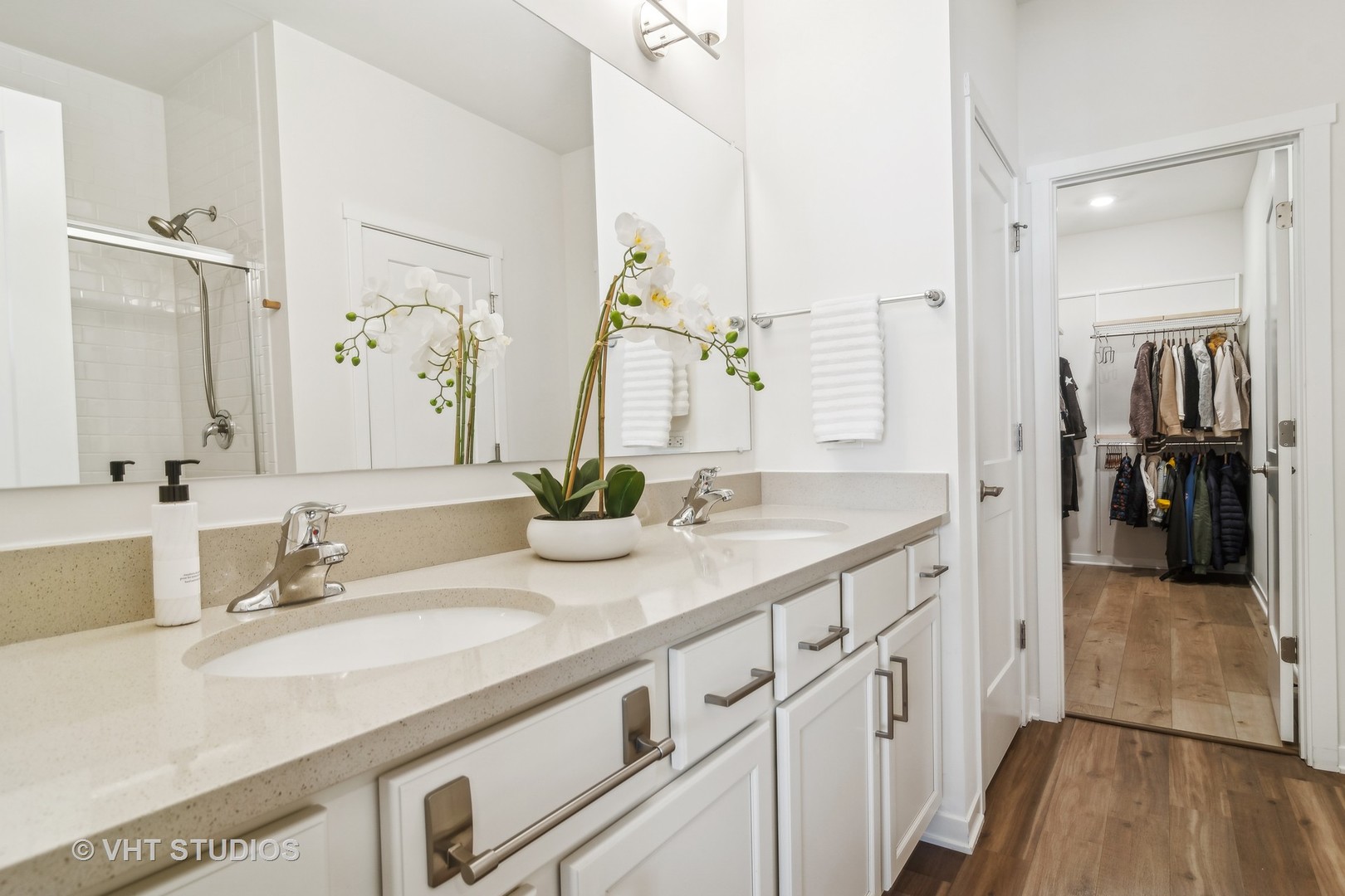 253 Hoffman Drive Buffalo Grove, IL 60089 - Photo 14 of 32 a bathroom with a sink and a mirror