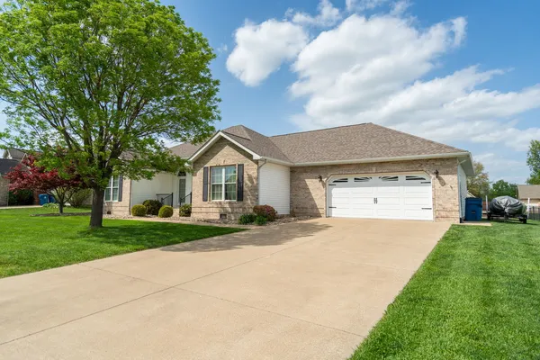 $368,000 | 1106 Daybreak Drive, Marion, IL 62959