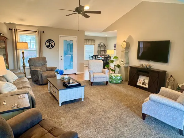 $368,000 | 1106 Daybreak Drive, Marion, IL 62959