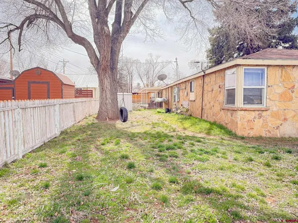 a view of a house with backyard