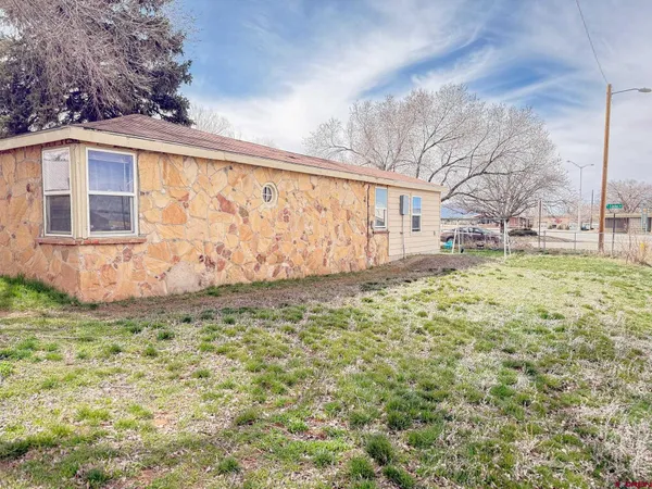 a view of a house with backyard