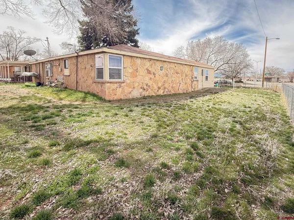 a view of a house with backyard
