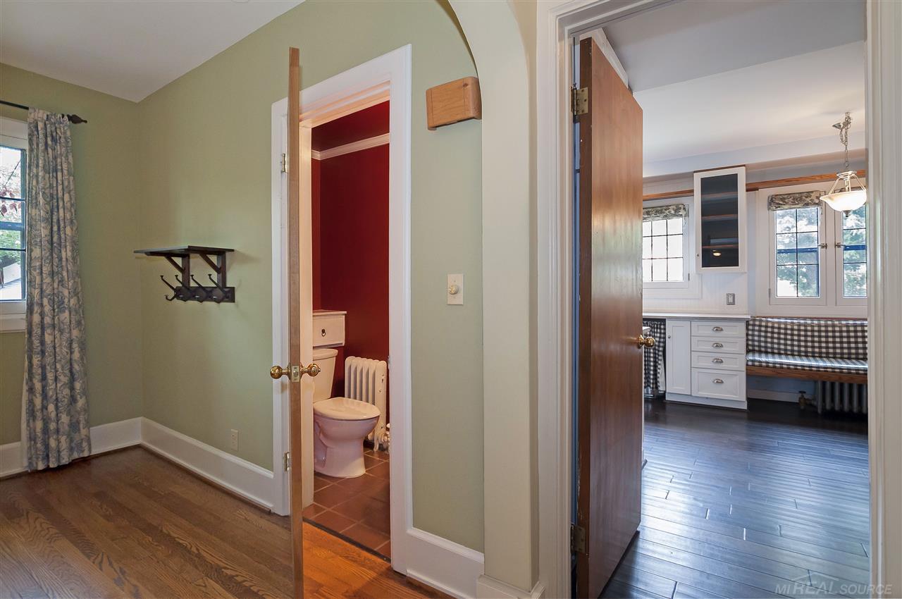 1387 Bishop Road Grosse Pointe, MI 48230 - Photo 12 of 40 31351789-11.JPG