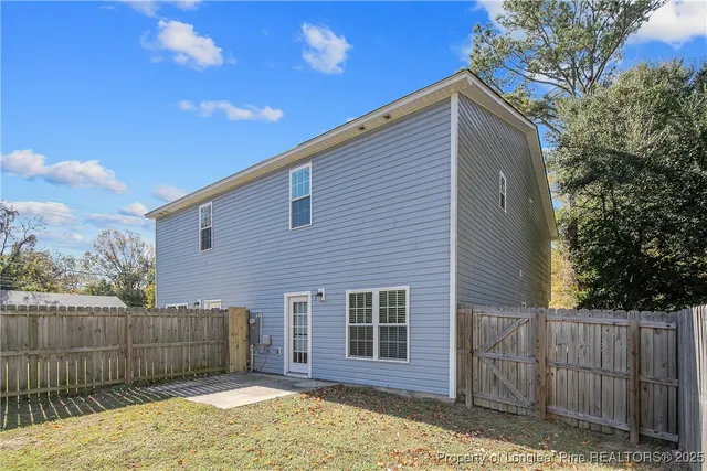 a view of a backyard