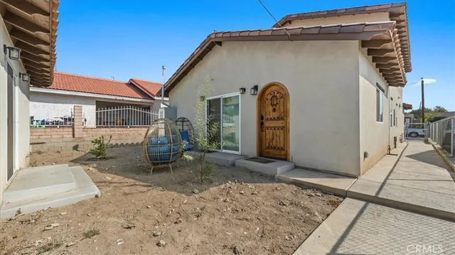 a view of a house with backyard