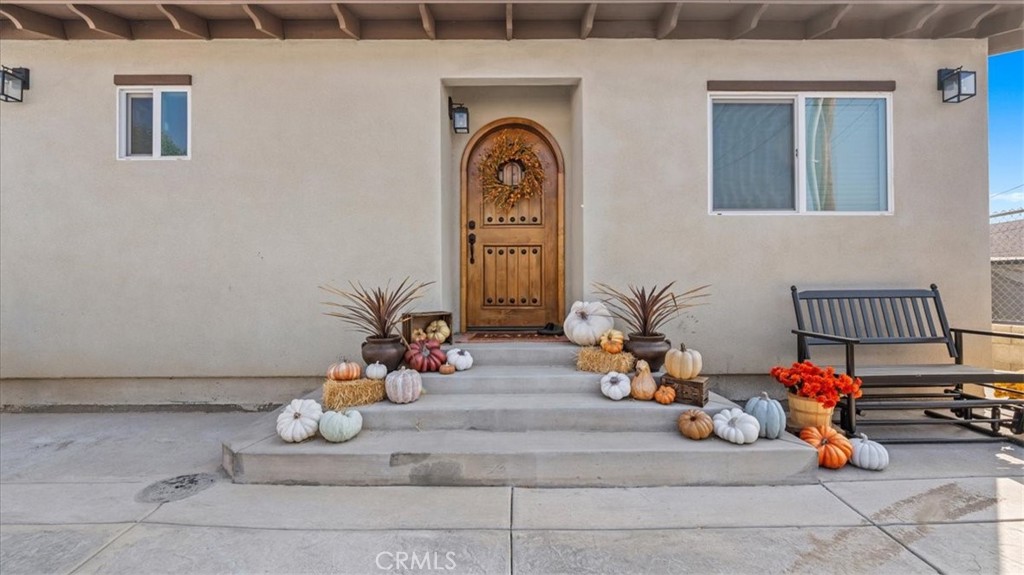1475 North Holly Avenue Colton, CA 92324 - Photo 29 of 45 a vase of flowers sitting on a floor
