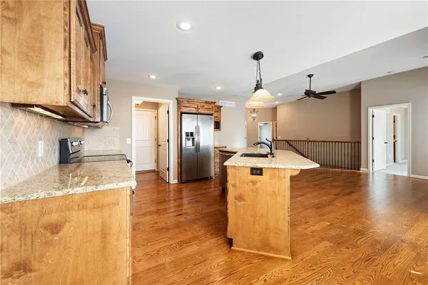 $429,900 | 194 North Camelot Drive, Liberty, MO 64068