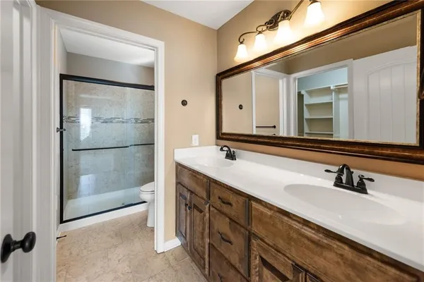 $429,900 | 194 North Camelot Drive, Liberty, MO 64068