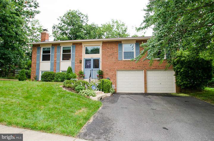 6915 Rochambeau Place Springfield, VA 22153 - Photo 3 of 23 a view of a house with backyard and garden