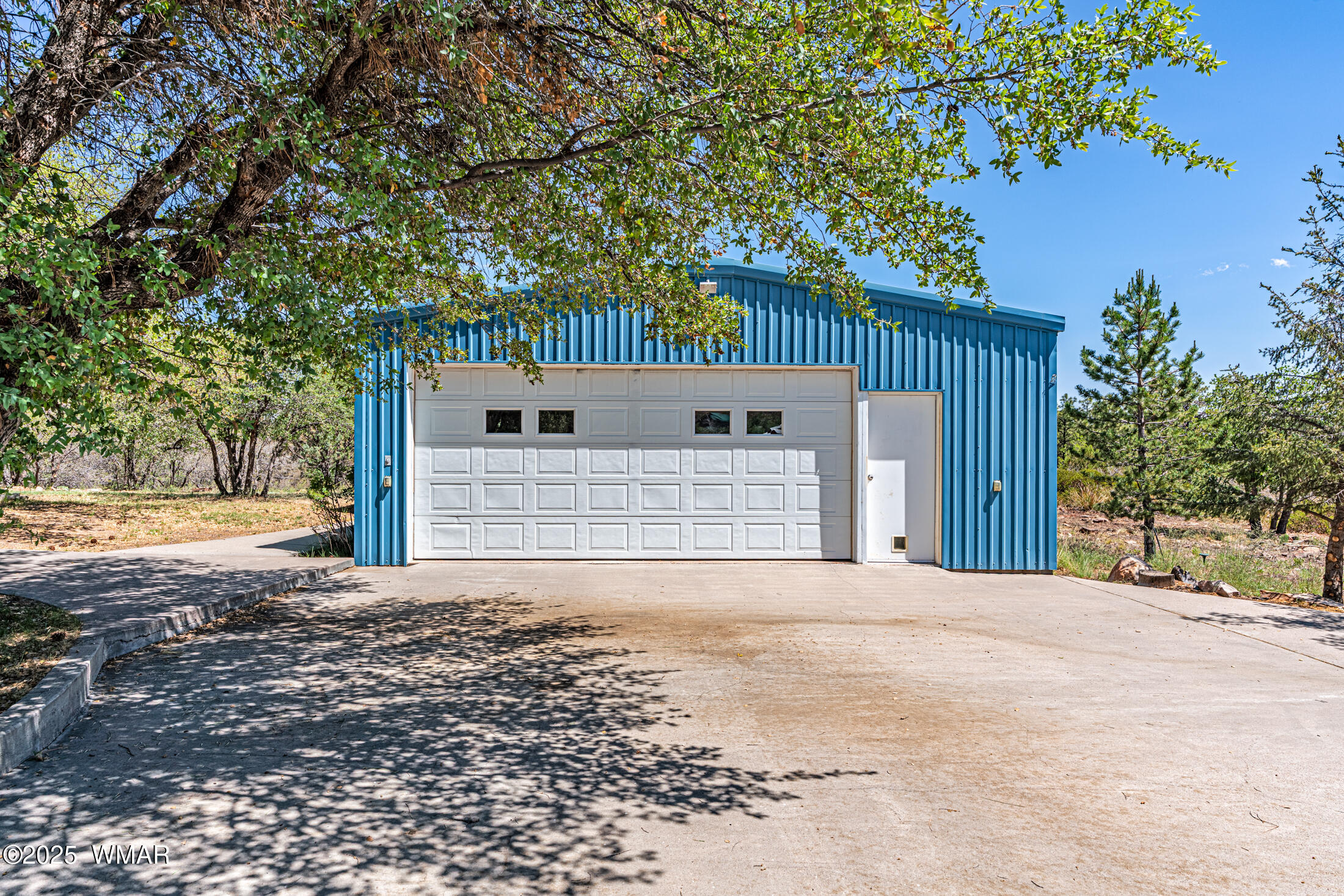 978 Timberland Road Show Low, AZ 85901 - Photo 3 of 31 2 car Garage+ work space