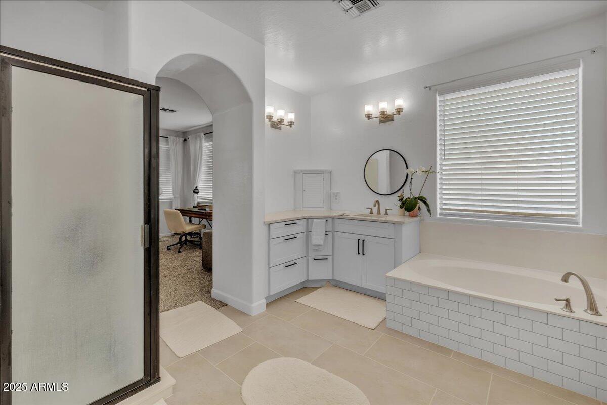 3465 East Rosa Lane Gilbert, AZ 85297 - Photo 25 of 59 Primary Bathroom