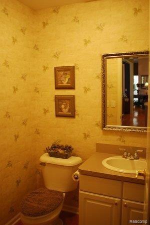 1064 Blue Ridge Circle Clarkston, MI 48348 - Photo 7 of 14 POWDER ROOM.jpg