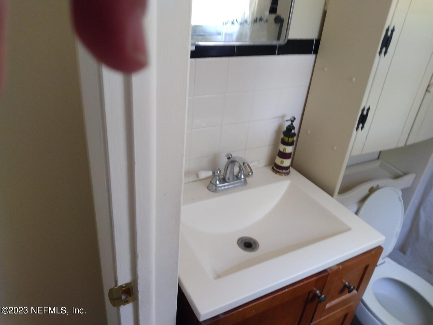 710 Redfin Drive Atlantic Beach, FL 32233 - Photo 24 of 38 a bathroom with a sink and a mirror