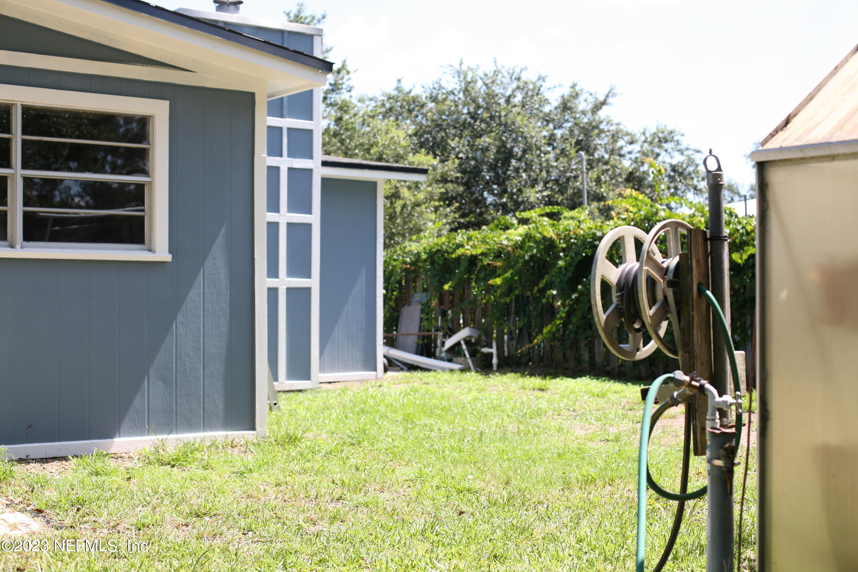 710 Redfin Drive Atlantic Beach, FL 32233 - Photo 31 of 38 a backyard of a house with table and chairs